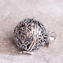 エスニック文様のガムランボール ペンダントトップ - シルバー唐草 - サブ5