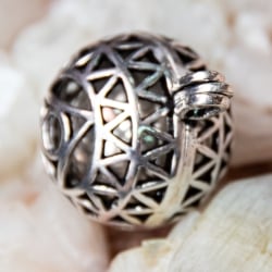 【全2色】エスニック文様のガムランボール ペンダントトップ - トライアングル - サブ3