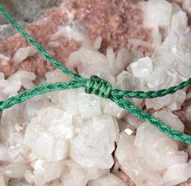 [アソート]天然石入りロータスのマクラメネックレス 8 - ネックレスの長さは、お客様のサイズに合わせて自由に伸縮可能です