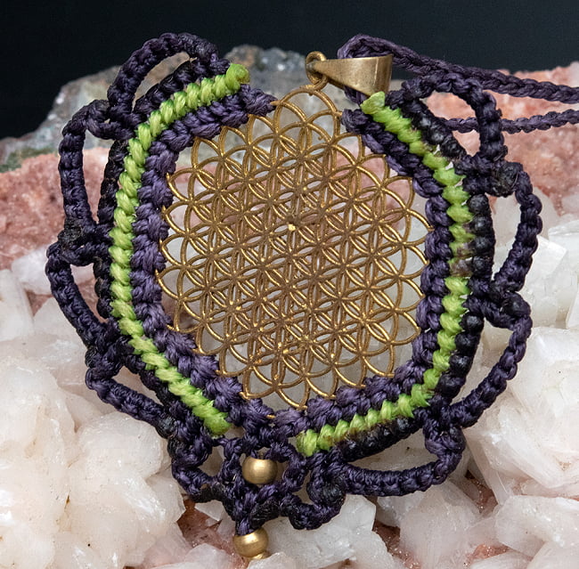 神聖幾何学模様 Flower of Life のマクラメ ネックレス 11 - 選択6:緑＆紫です