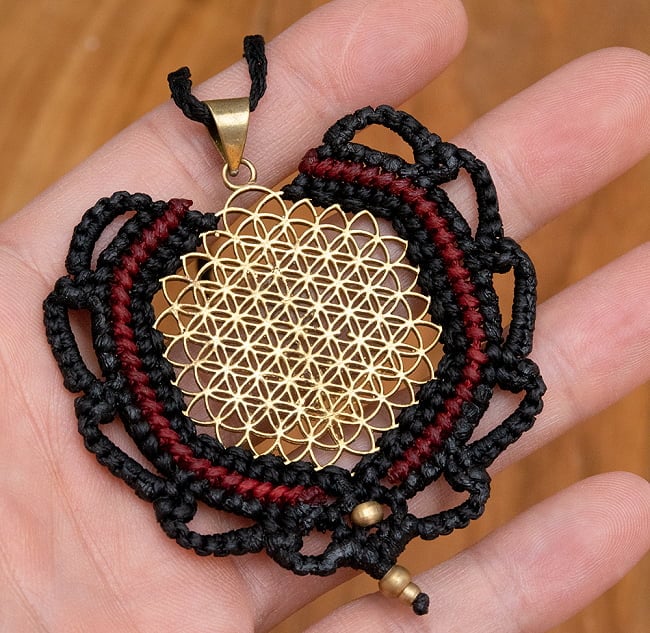 神聖幾何学模様 Flower of Life のマクラメ ネックレス 13 - サイズ比較のために手に持ってみました