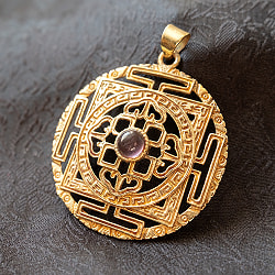 中心にストーンが施された　曼荼羅ゴールドペンダントトップ　ネックレス - サブ2