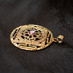 中心にストーンが施された　曼荼羅ゴールドペンダントトップ　ネックレス - サブ3