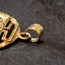 中心にストーンが施された　曼荼羅ゴールドペンダントトップ　ネックレス - サブ4