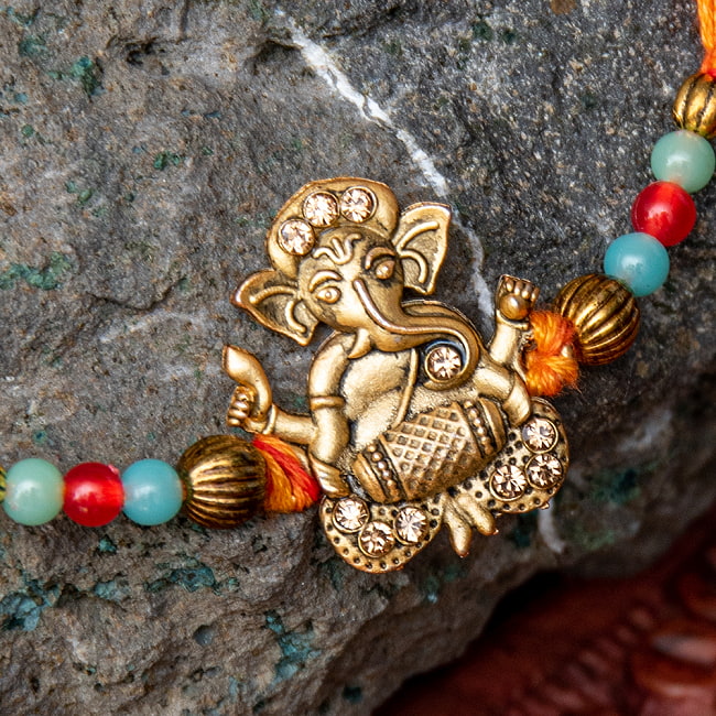 ラーキー - インドの紐ブレスレット ガネーシャ 2 - 中央部分をアップにしてみました。