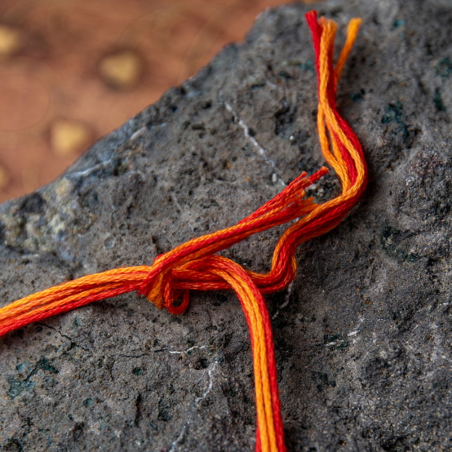 ラーキー - インドの紐ブレスレット ガネーシャ 4 - インドの伝統に根づいたシンプルな紐ブレスレットです。