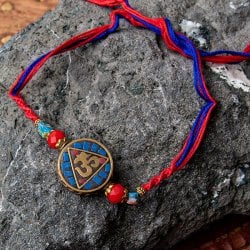 ラーキー - インドの紐ブレスレット オーン