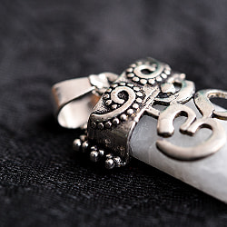 オーンと天然石のペンダントトップ -直径約3.5cm - サブ4