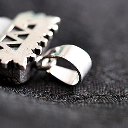 オーンと天然石のペンダントトップ -直径約3.5cm - サブ5