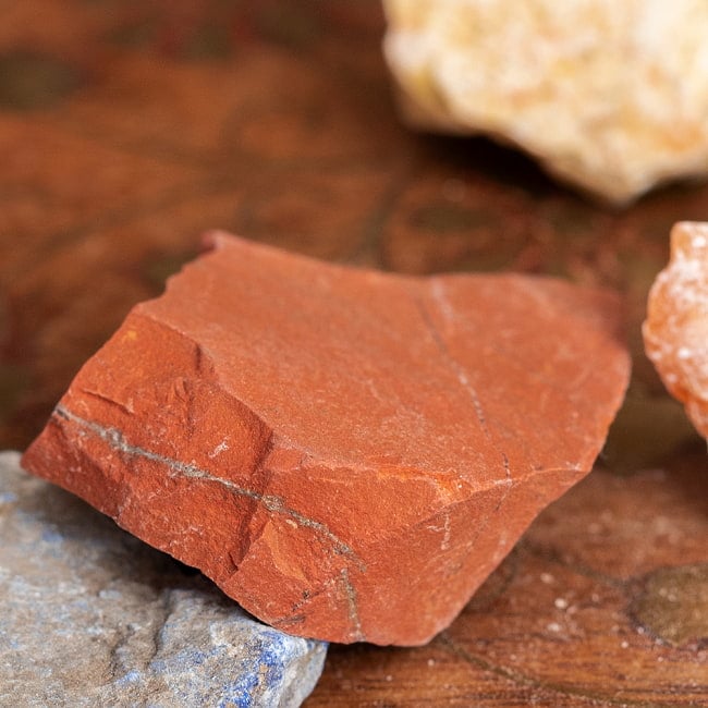 原石の無垢な魅力　チャクラストーン　チャクラヒーリングに使われる天然石パワーストーン7石セット　セブンチャクラ 4 - レッドジャスパー　第1チャクラ　基底(Root Chakra)