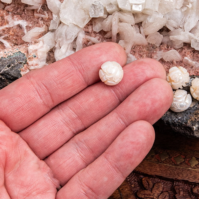 天然真珠の彫りガネーシャ 6 - これくらいの大きさになります。