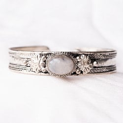 神秘の国ネパールで作られた　天然石のメタルブレス　フリーサイズ - サブ3