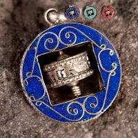 【全4種】いつでもどこでも徳を積む！マニ車のペンダント(ID-ACS-473)