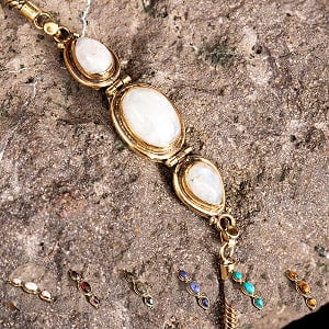 3つの天然石のゴールドブレスレット