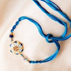 ラーキー - インドの紐ブレスレット 六角形 青×水色(ID-ACS-486)