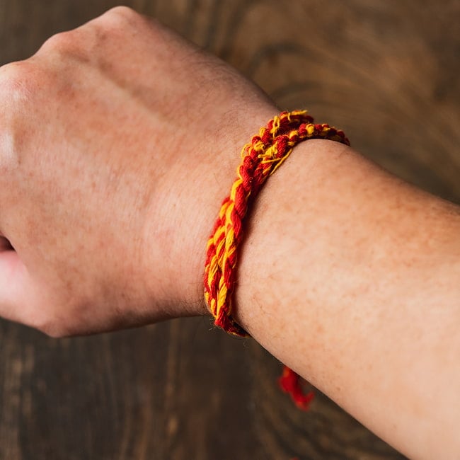 インドの聖なる紐 モーリー／カラワ（Mauli、Kalawa） 2 - インドの儀式では右手首に巻きます。