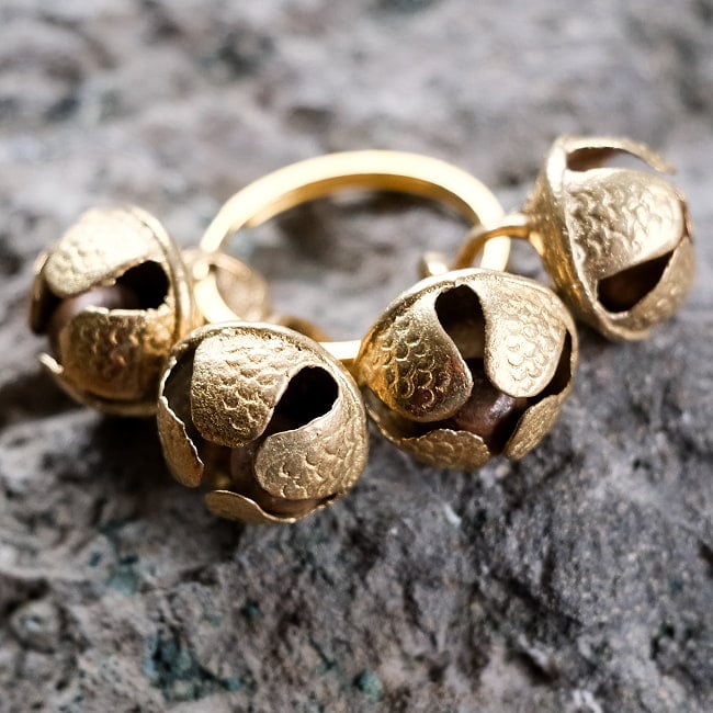 【鈴4個】グングルリング インドの鈴付きリング キーホルダーやかばんに 3 - インド独特のデザインの鈴です。