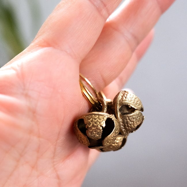 【鈴4個】グングルリング インドの鈴付きリング キーホルダーやかばんに 7 - 指にはめてみました。誰の指でも入る大きさです