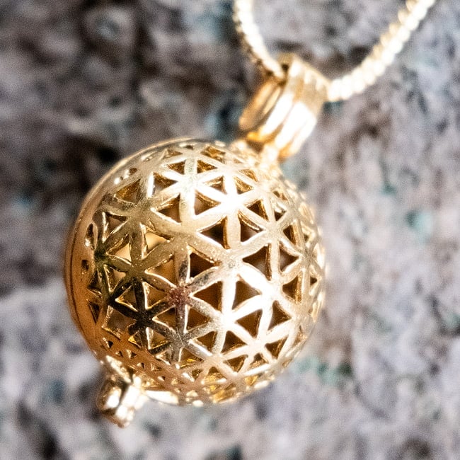 香りを身にまとう　ガムランボールのペンダント 2 - シンプルなデザインでコーディネートしやすいです