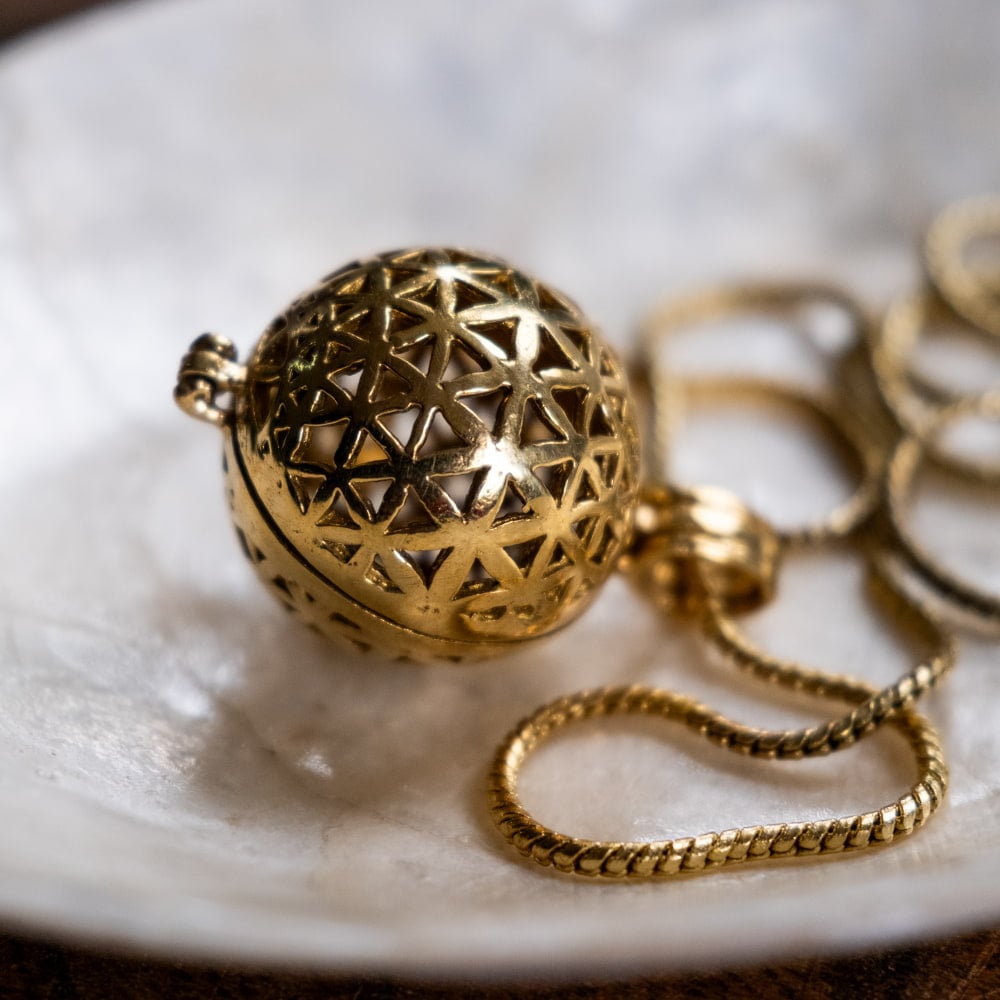 香りを身にまとう　ガムランボールのペンダント2枚目の説明写真です