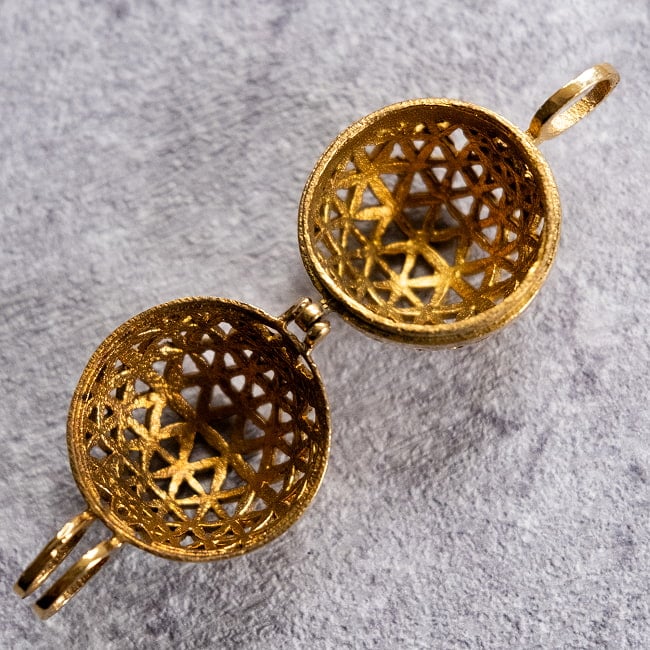 香りを身にまとう　ガムランボールのペンダント 7 - このように中には何も入っていないのでお好みで色々入れることができます