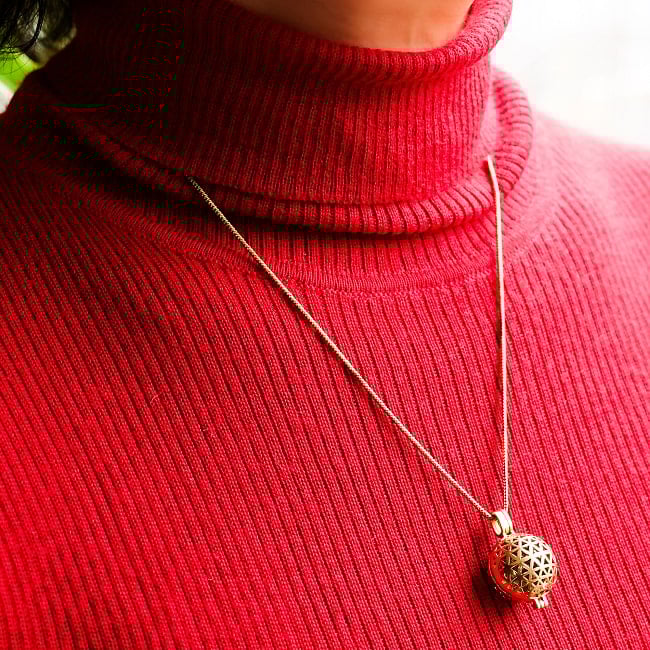 香りを身にまとう　ガムランボールのペンダント 8 - 実際に着用してみました。いい感じの存在感です。