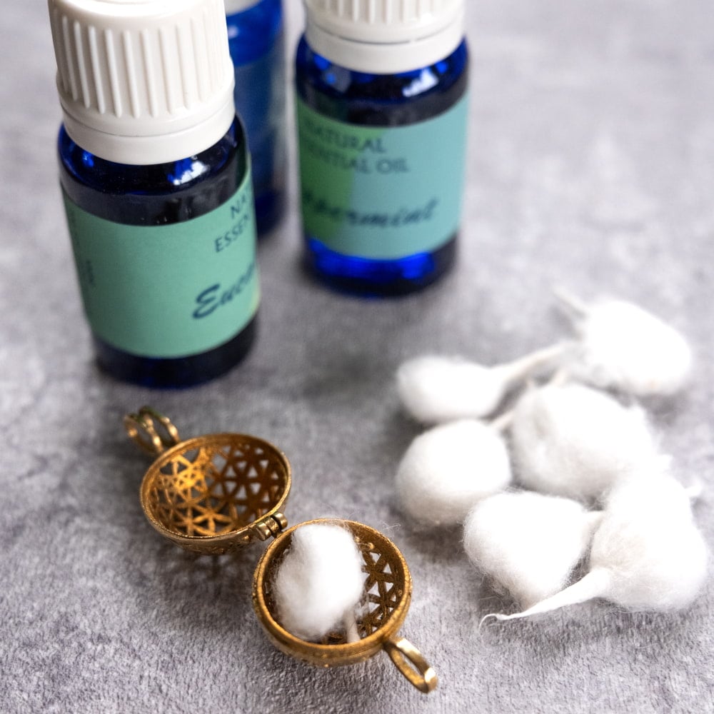 香りを身にまとう　ガムランボールのペンダント3枚目の説明写真です