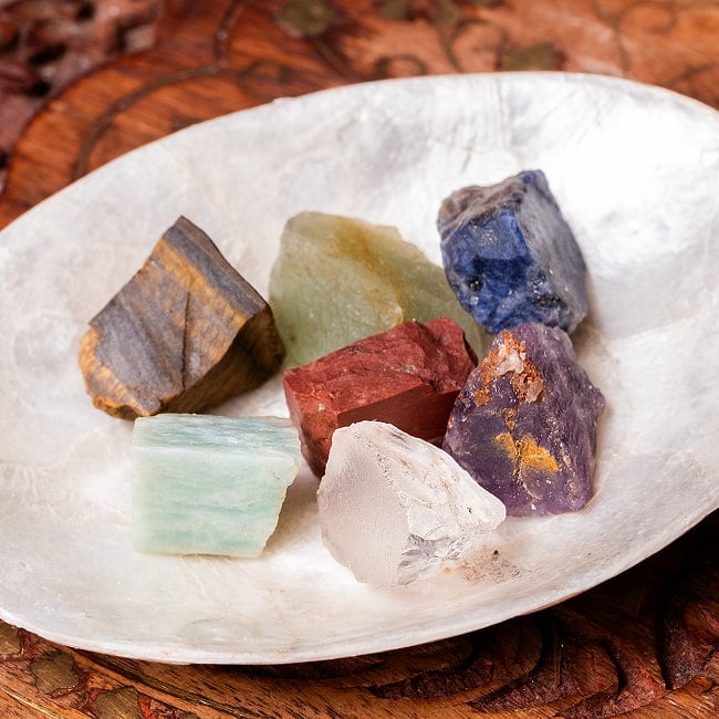 原石の無垢な魅力 チャクラストーン チャクラヒーリングに使われる天然石パワーストーン7石セット セブンチャクラ 3 - 基本的にレッドジャスパー、タイガーアイ、カルサイト、アマゾナイト、ラピスラズリ、アメジスト、水晶というラインナップ