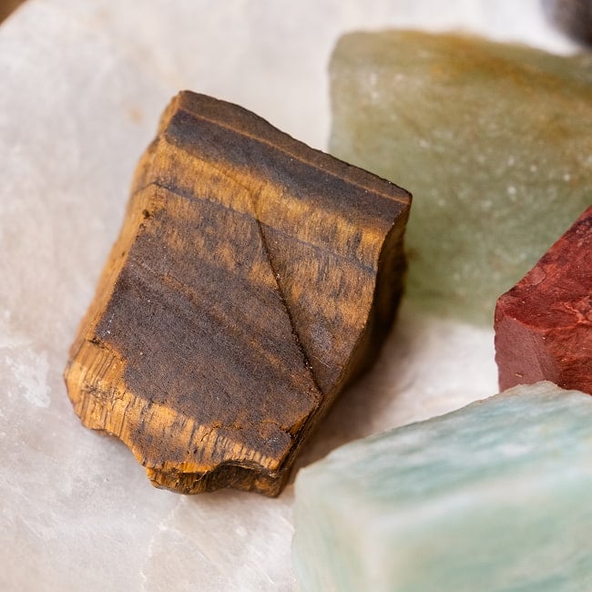 原石の無垢な魅力 チャクラストーン チャクラヒーリングに使われる天然石パワーストーン7石セット セブンチャクラ 5 - こちらはタイガーアイ