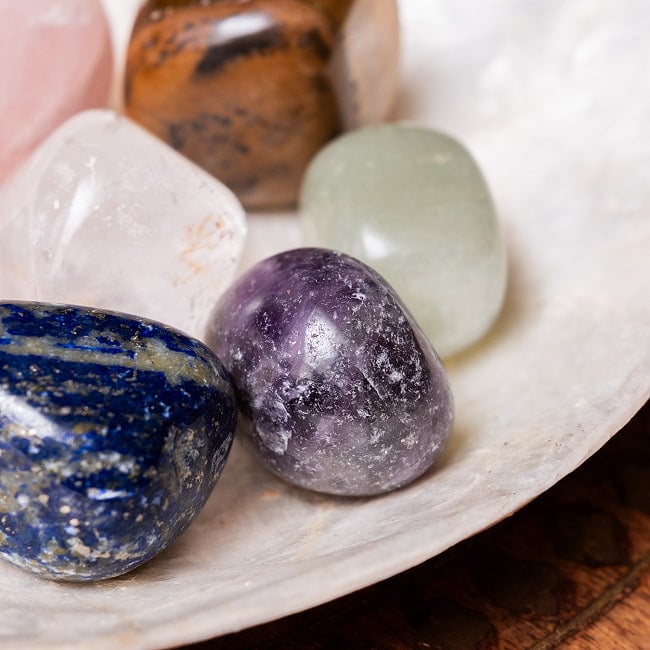 チャクラストーン タンブル チャクラヒーリングに使われる天然石パワーストーン7個セット セブンチャクラ 6 - ラピスラズリにアメジストです