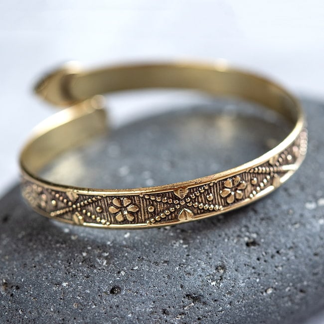 2つの天然石のメタルブレス　ティアドロップ 6 - ぐるっと全体にデザインが施されています