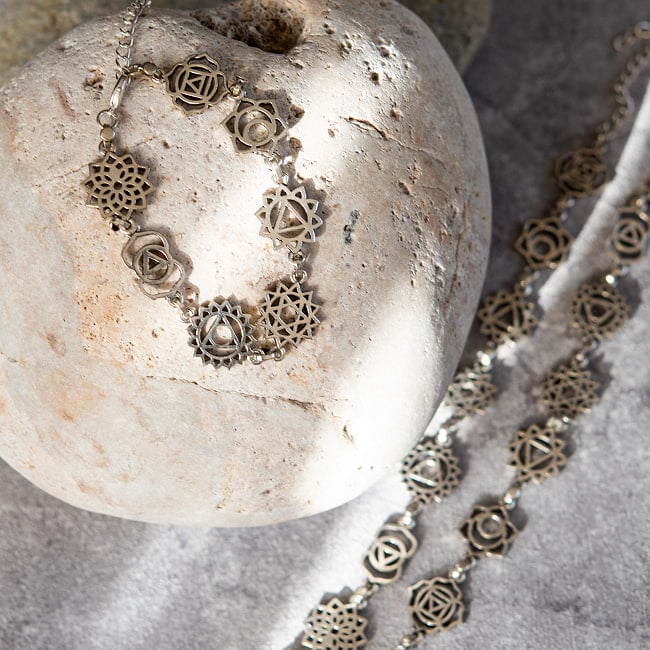 シルバーカラーのシンプルデザイン　チャクラブレスレット　大 2 - 全体図です。