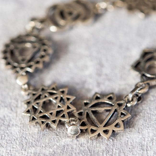 シルバーカラーのシンプルデザイン　チャクラブレスレット　大 4 - 拡大してみました。