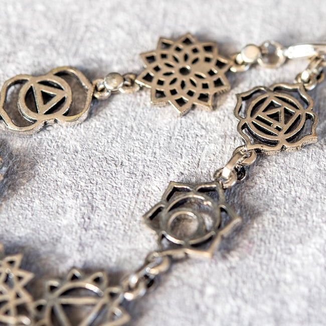 シルバーカラーのシンプルデザイン　チャクラブレスレット　大 5 - 拡大してみました。