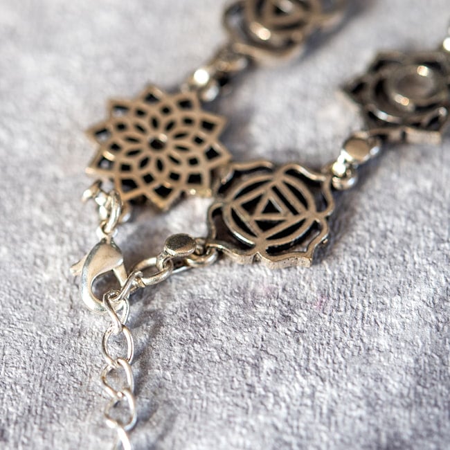 シルバーカラーのシンプルデザイン　チャクラブレスレット　大 6 - 留め具はこのようになっています。