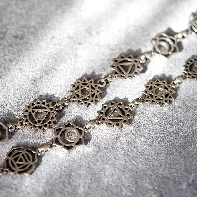 シルバーカラーのシンプルデザイン　チャクラブレスレット　大 7 - 光にあたるとより一層美しいです