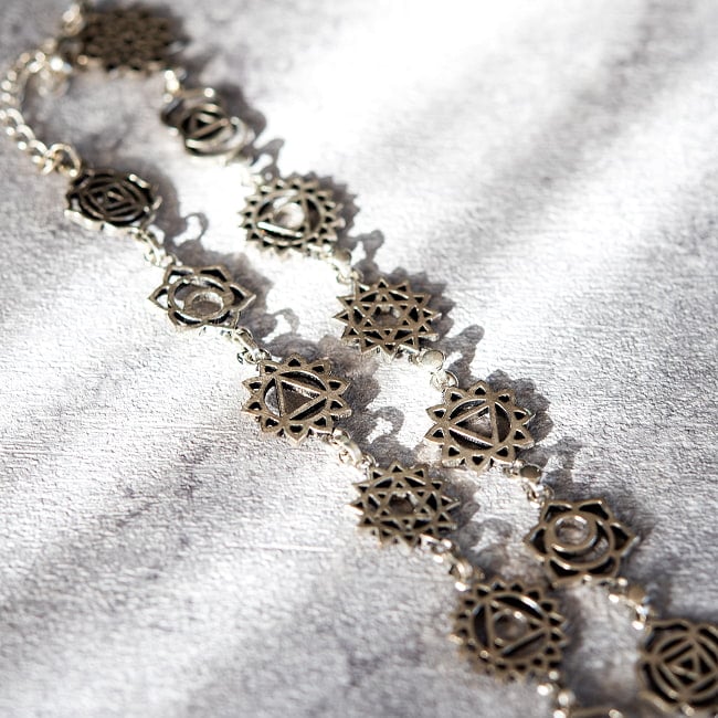 シルバーカラーのシンプルデザイン　チャクラブレスレット　大 8 - 光にあたるとより一層美しいです