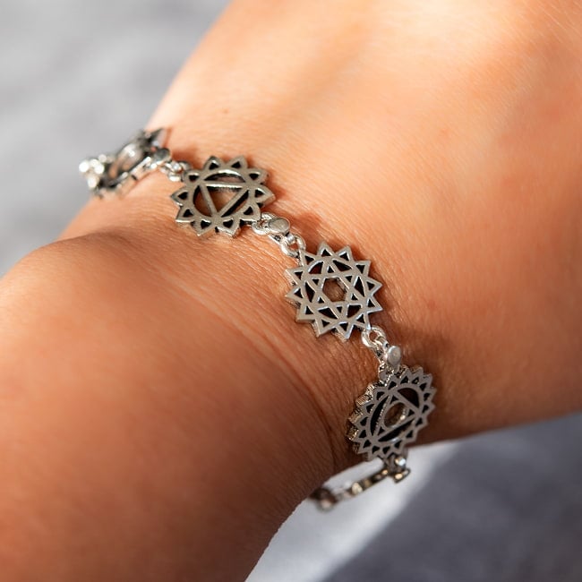 シルバーカラーのシンプルデザイン　チャクラブレスレット　大 9 - 手につけてみました。