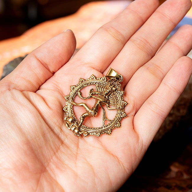 【6個セット】破壊と再生の神 ダンシング・シヴァのペンダント 6 - 手に載せてみました