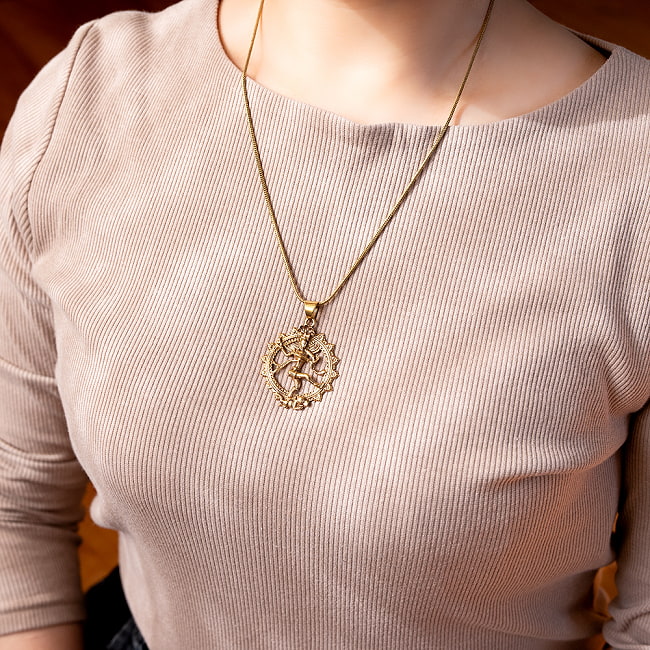 【6個セット】破壊と再生の神 ダンシング・シヴァのペンダント 7 - チェーンを通した例