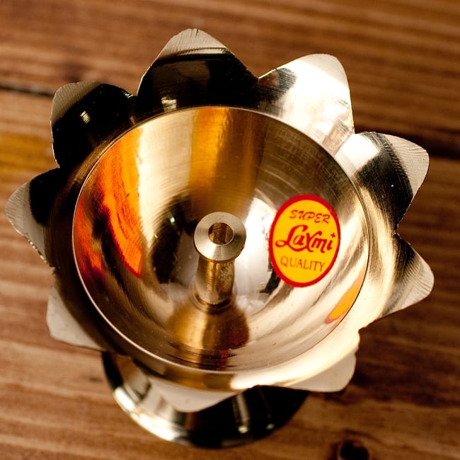 蓮型オイルランプ&香立て(7.5cm) 2 - 上から撮影しました。ステッカーは貼られていない場合がございます。