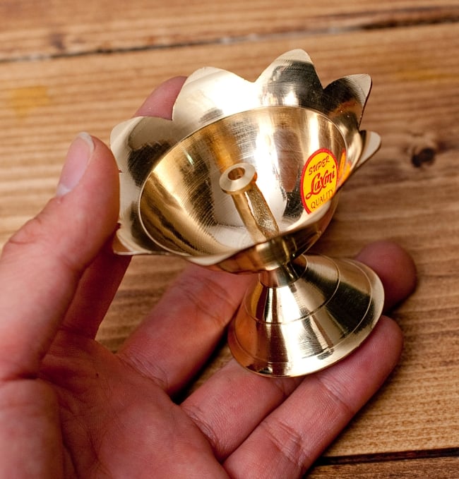 蓮型オイルランプ&香立て(7.5cm) 4 - 大きさを観じて頂く為、手に持ってみました。