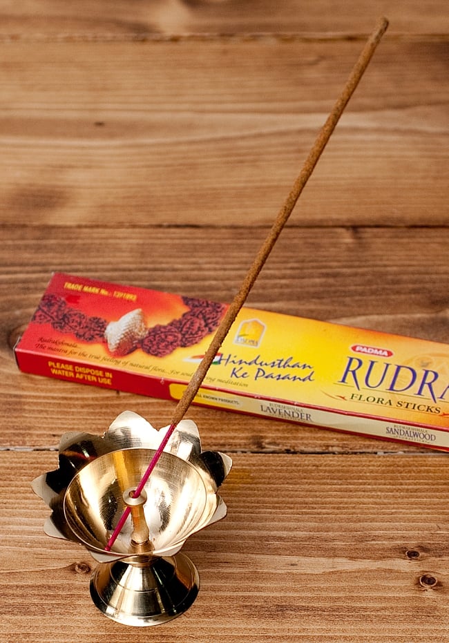 蓮型オイルランプ&香立て(7.5cm) 5 - お香を挿すとこのような感じになります*灰はまわりに落ちると思います