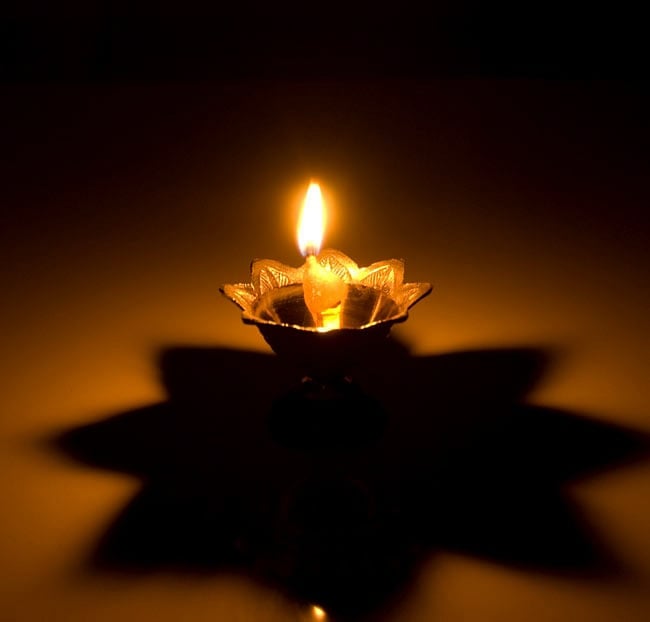 蓮型オイルランプ&香立て(7.5cm) 6 - オイルランプとして使用した写真です