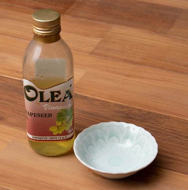 コットンの灯心[10g] 4 - 使い方の説明 1:サラダ油、オリーブオイルなどが使えます。陶器の小皿を使用します