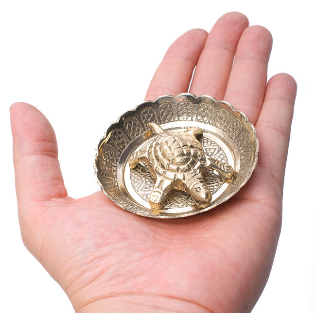 インド風水のプレート(kachwa plate) - 約7.5cm 6 - 男性スタッフの手の上に載せてみると、これくらいの大きさです