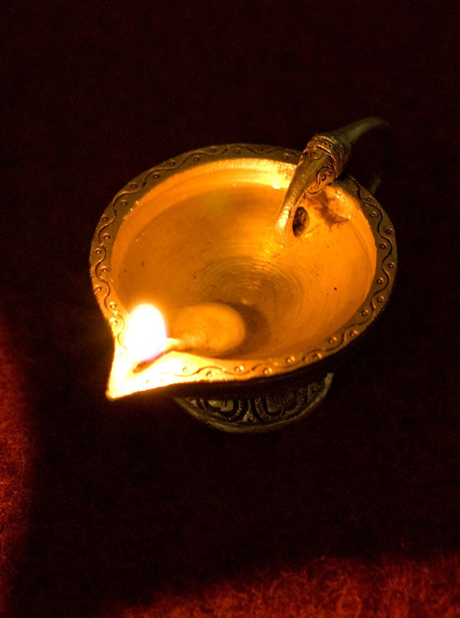 ブラスのオイルランプ＆お香立て【ガネーシャ】 7 - 火を灯して撮影しました（別商品）。