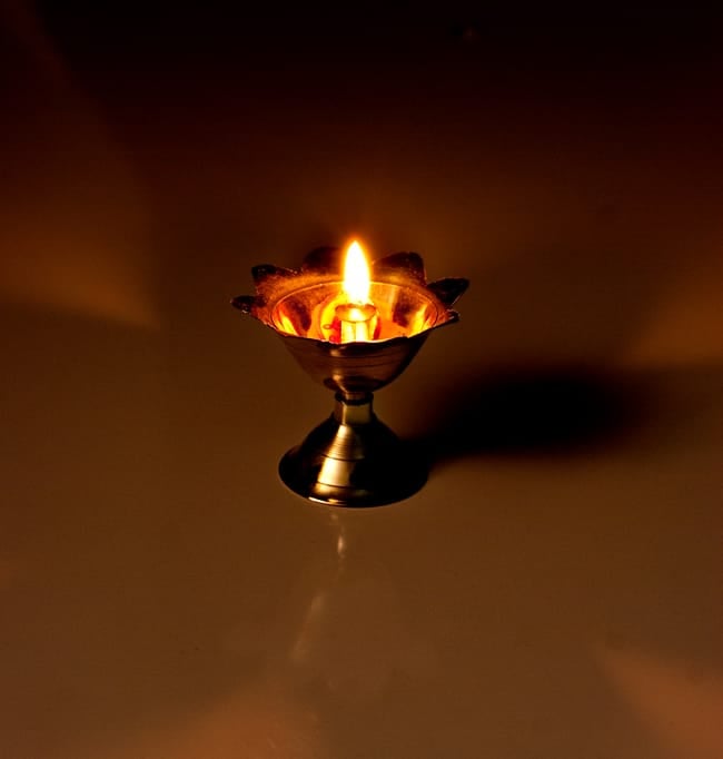 蓮型オイルランプ 香立て 高さ4.5cm 5 - 火を灯したところです。綺麗な影が浮かび上がります。