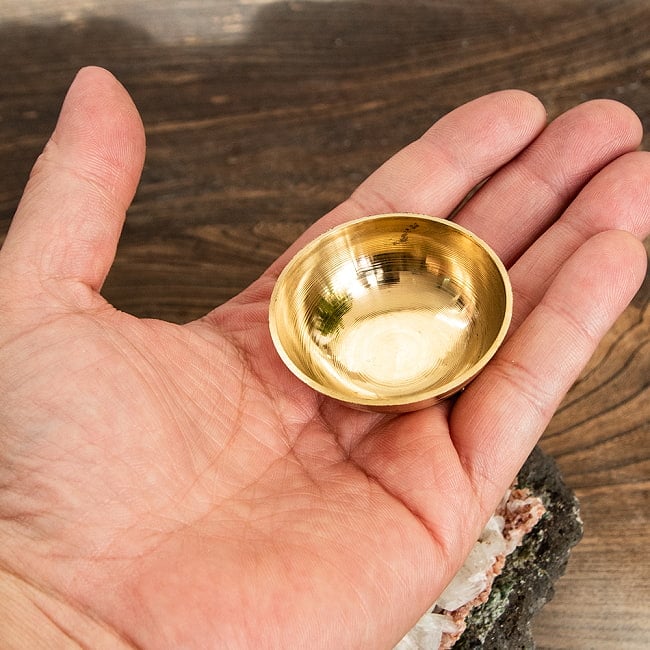礼拝用 ミニブラスボウル 直径約5cm 5 - 手に取るとこれくらいのサイズです。とっても小さいです。