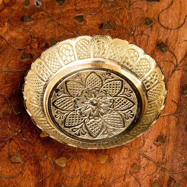 真鍮製の礼拝小皿 - Kinari Plate 直径：7cm程度 2 - 斜めから見てみました。